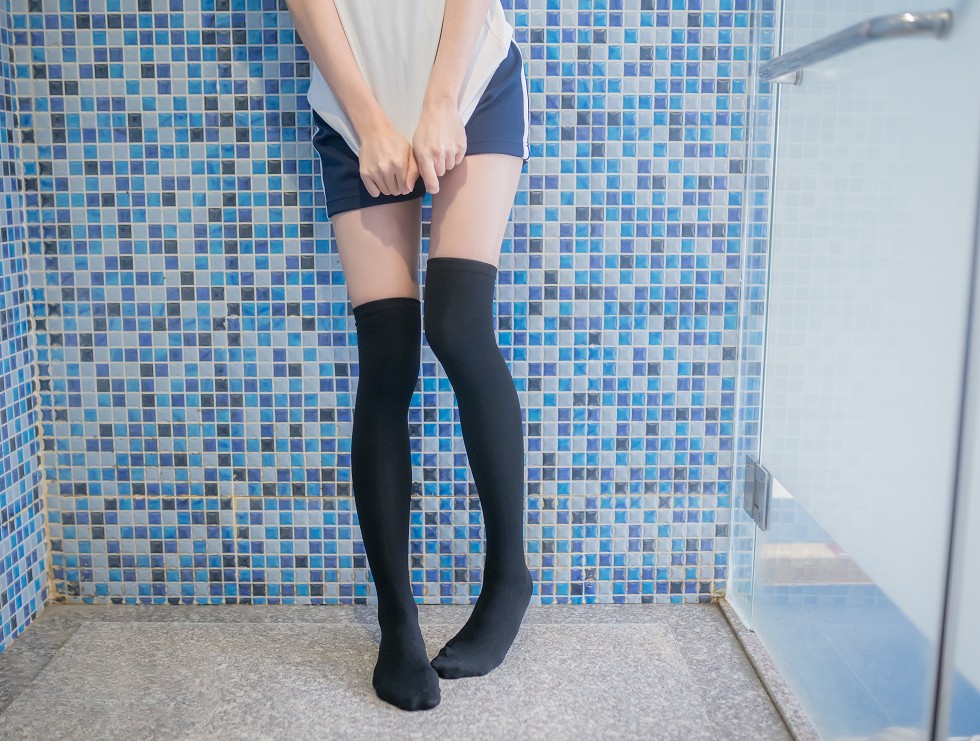 喵糖映画性感美少女浴室白色体操服配黑丝袜秀美腿湿身撩人魅惑套图写真