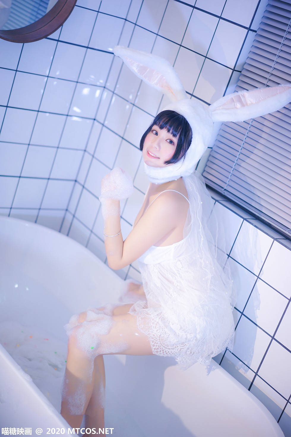 喵糖映画性感兔女郎妹子私房浴缸里性感白色吊带秀傲人豪乳魅惑套图写真