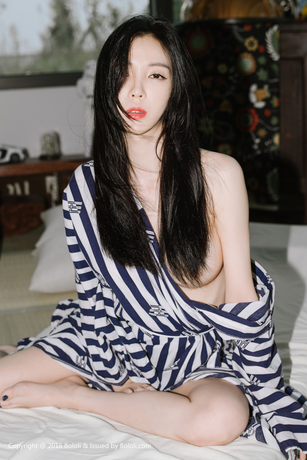 BoLoli波萝社新刊韩国嫩模BebeKim真空条纹外套加白色吊带豪乳魅惑套图写真