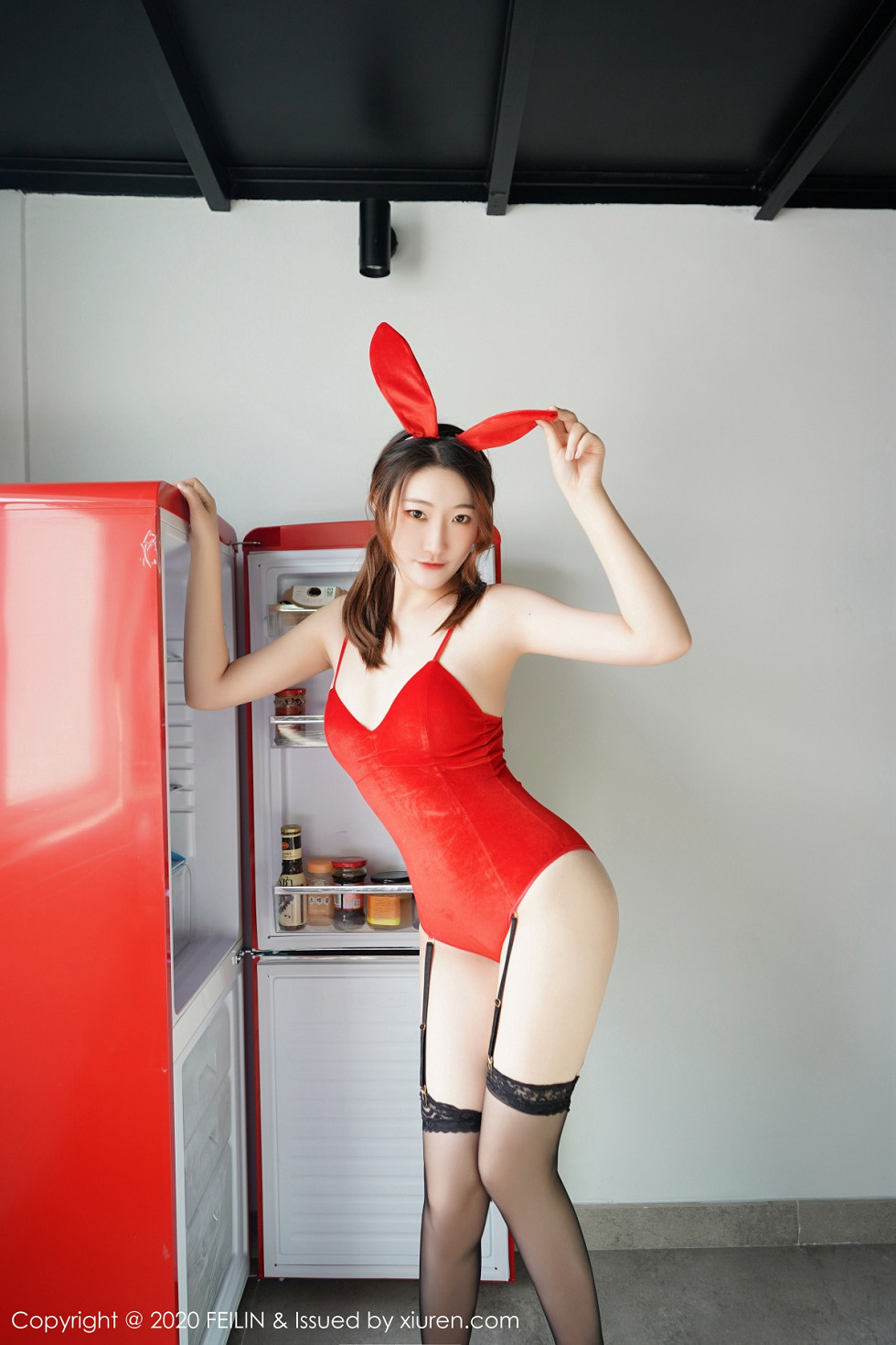 FeiLin嗲囡囡VOL嫩模A小熊猫私房红色兔女郎配吊带黑丝秀完美身材魅惑套图写真