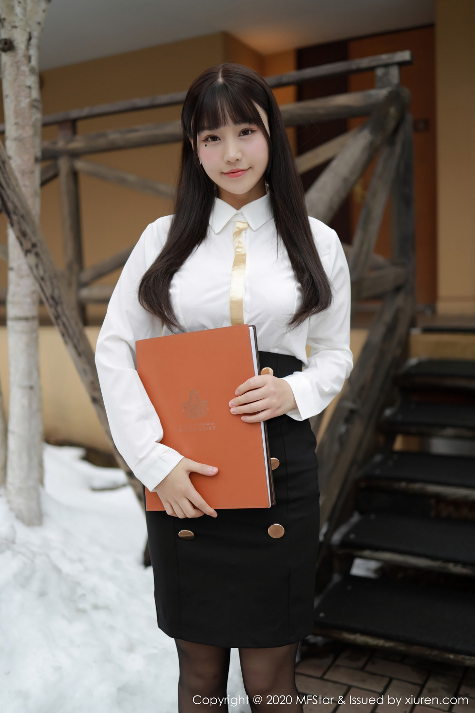 MFStar模范学院嫩模朱可儿北海道旅拍酒店经理主题黑丝制服魅惑套图写真